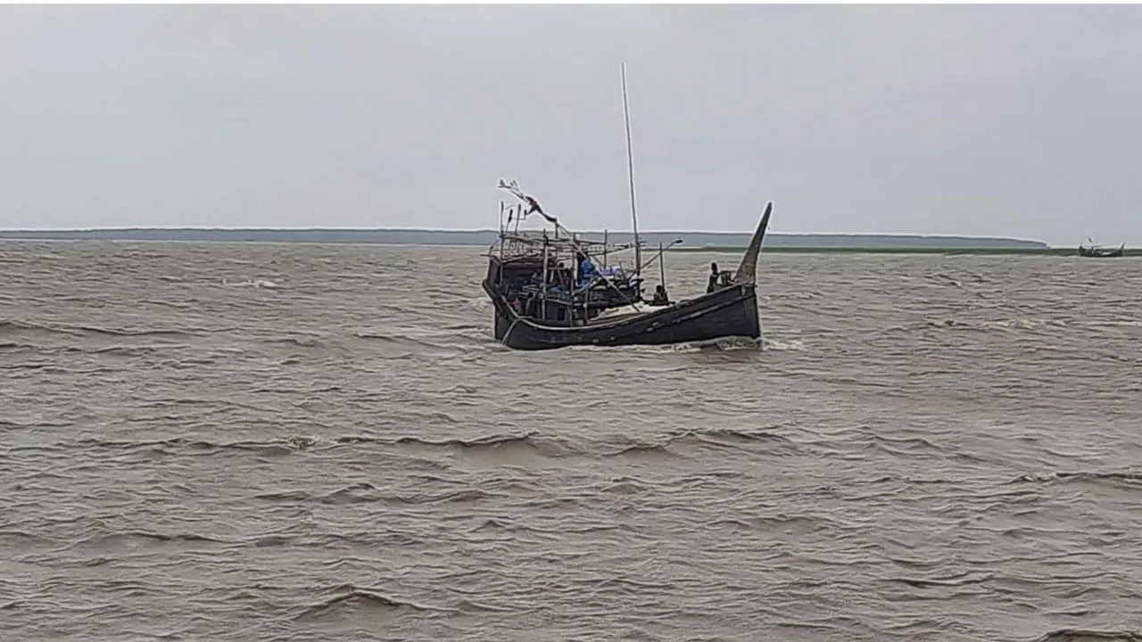 বৈরী আবহাওয়ায় হাতিয়ায় মাছ ধরার ৭ ট্রলার ডুবি