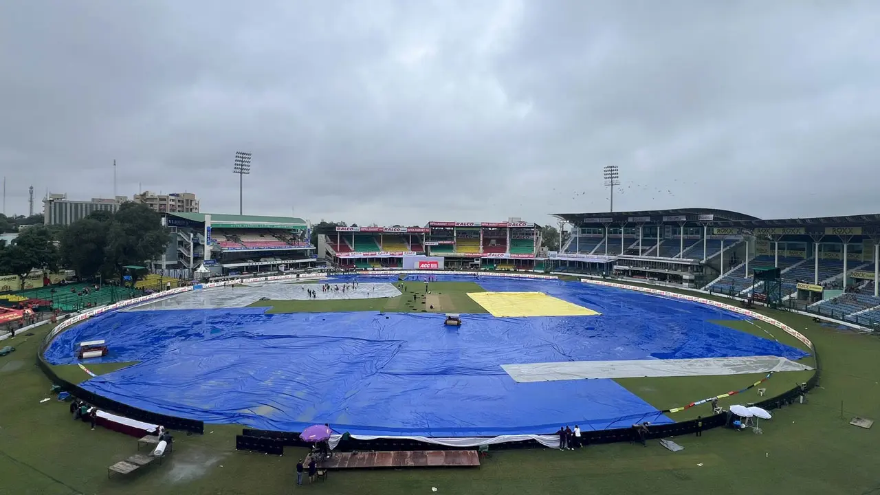 আলোর স্বল্পতা ও বৃষ্টিতে বন্ধ বাংলাদেশের খেলা