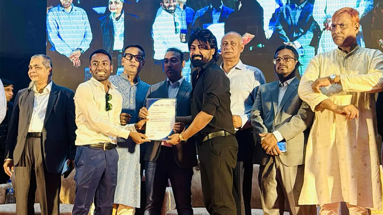 শ্যুটার শোভন যখন ফুটবল সংগঠক, ২৬১ একাডেমিকে সনদ