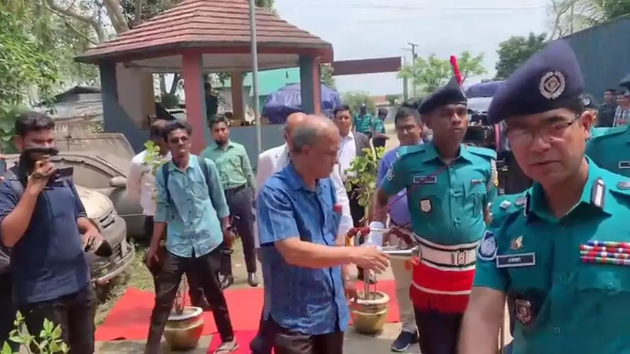 সিলেটে লালগালিচা দেখে চটেছেন স্বরাষ্ট্র উপদেষ্টা