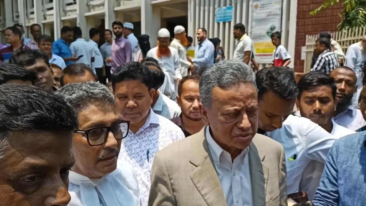 বিশেষ ক্ষমতা আইনের মামলায় খালাস পেলেন আমির খসরু
