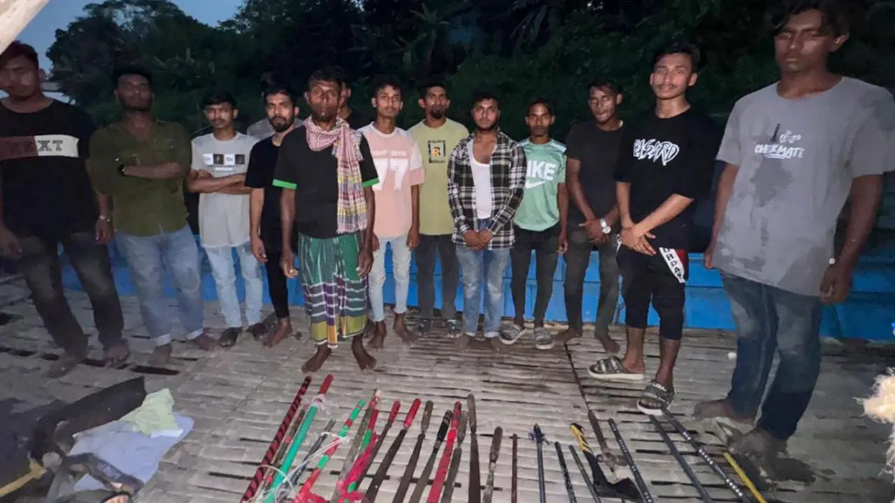 নদীতে অস্ত্র নিয়ে মহড়া ও অশ্লীল নৃত্য, সেনাবাহিনীর হাতে আটক ১৬