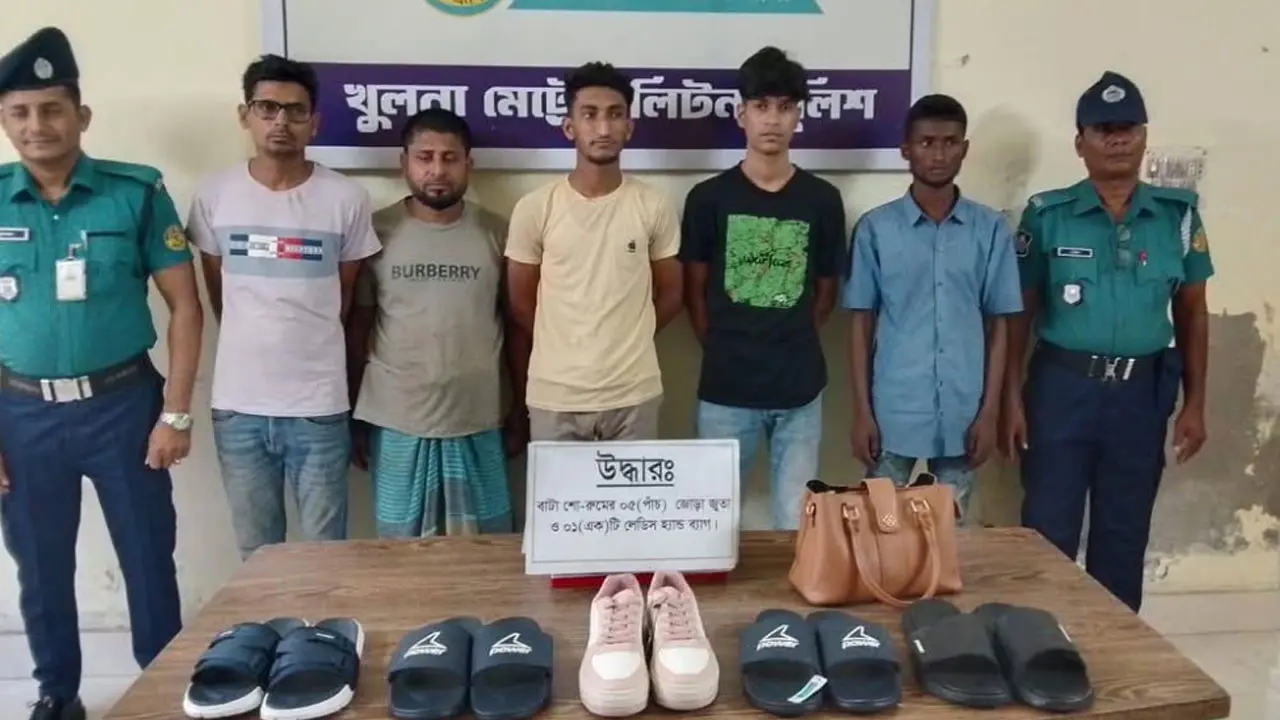 খুলনায় লুট করা জুতাসহ আরও ৫ জন গ্রেপ্তার