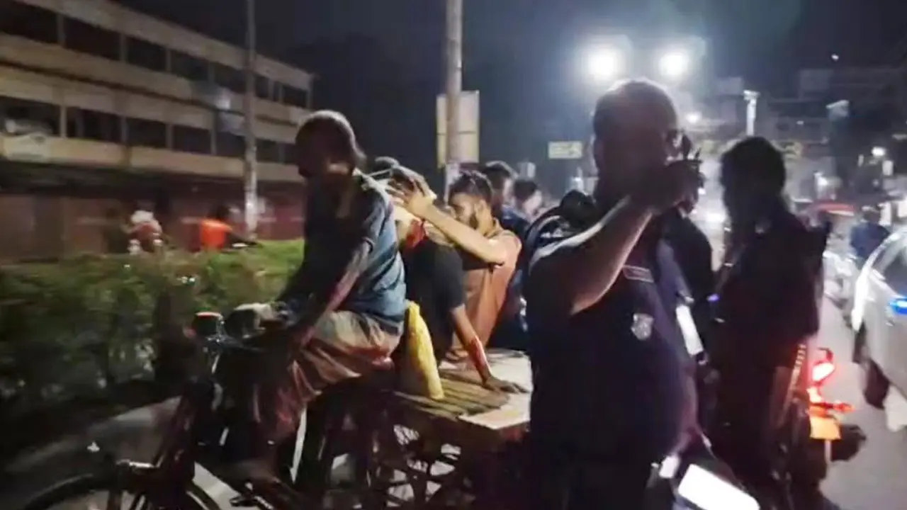 চুয়াডাঙ্গায় পুলিশের সামনে যুবককে এলোপাতাড়ি কুপিয়ে জখম