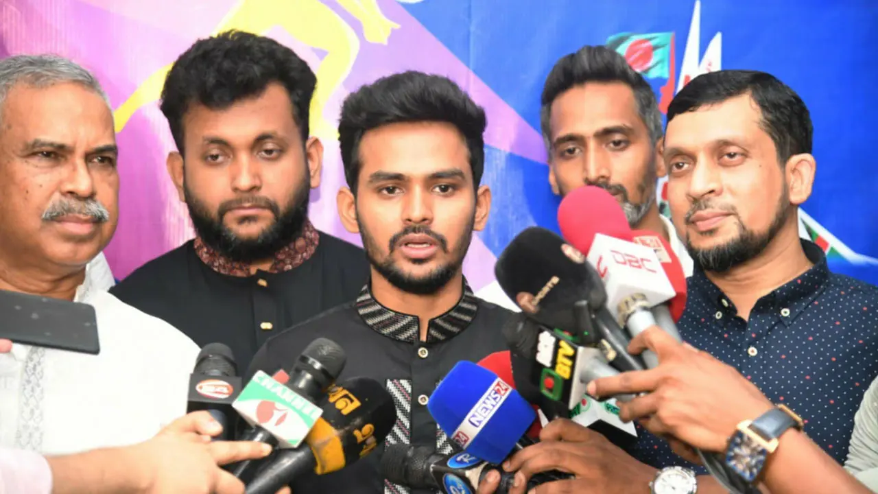 ‘হামজা’ খোঁজার পাশাপাশি স্থায়ী সমাধানেও নজর উপদেষ্টার