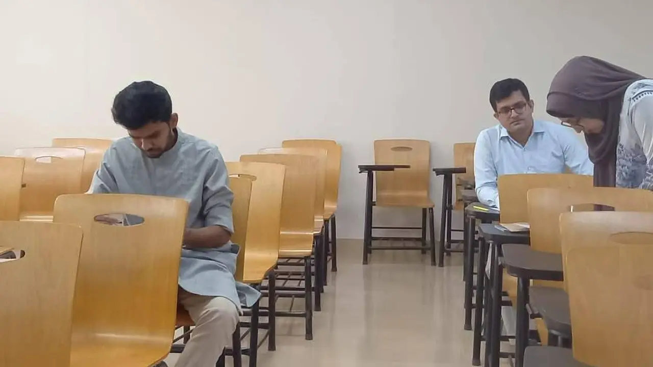 নর্থ সাউথ বিশ্ববিদ্যালয়ে ভর্তির পরীক্ষা দিলেন উপদেষ্টা আসিফ