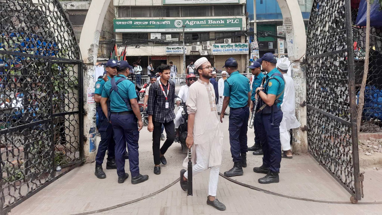বায়তুল মোকাররমে নিরাপত্তা জোরদার, তল্লাশি করে প্রবেশ