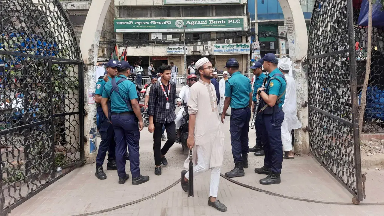 বায়তুল মোকাররমে নিরাপত্তা জোরদার, তল্লাশি করে প্রবেশ