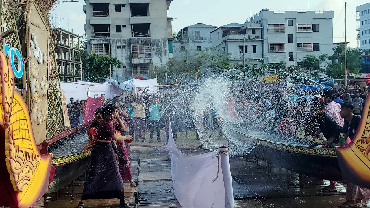 সাংগ্রাই উৎসবে জলকেলিতে মাতোয়ারা পাহাড়িরা