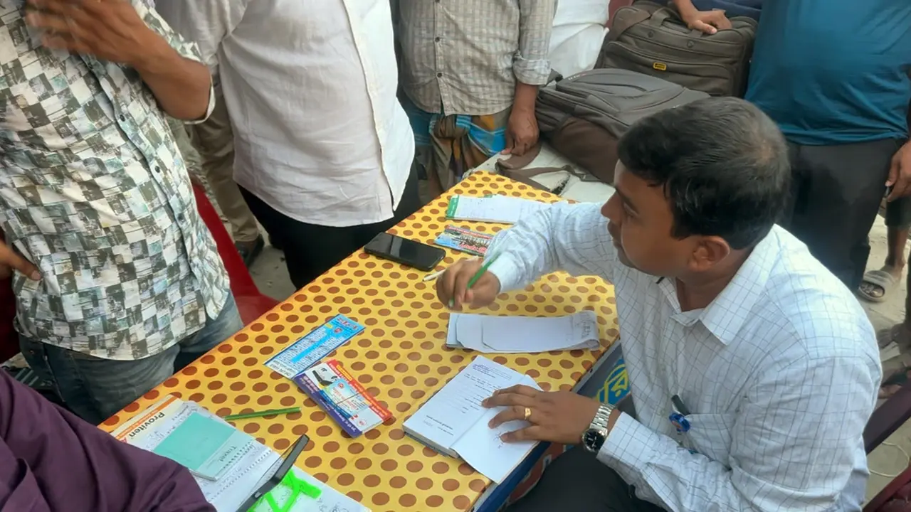 বাউফলে অতিরিক্ত ভাড়া নেওয়ায় ৩ বাস কাউন্টারকে জরিমানা