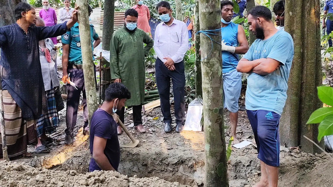 দাফনের ৯ মাস পর কবর থেকে শহীদের মরদেহ উত্তোলন