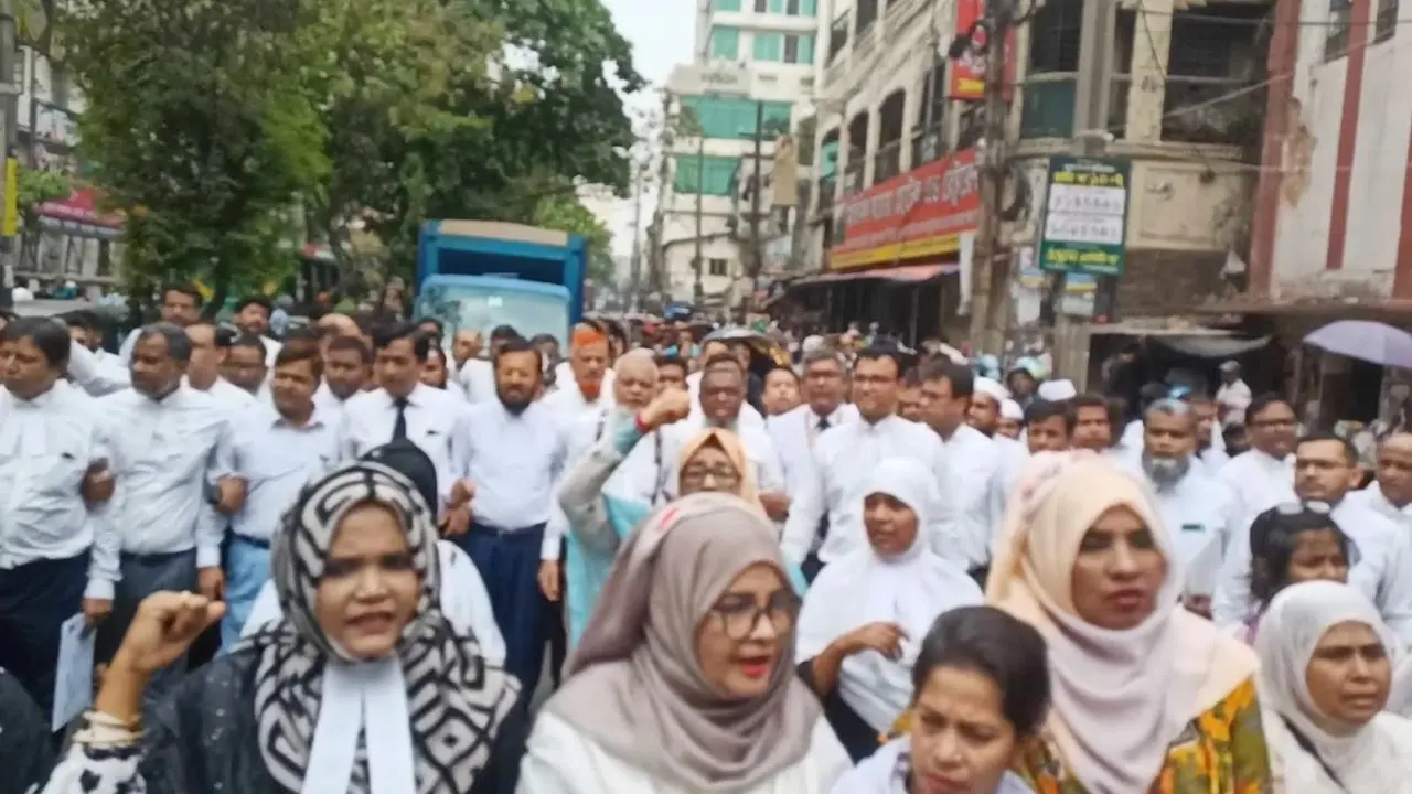 ‘তারেক রহমান আসছে’ স্লোগানে মুখর ঢাকার আদালতপাড়া
