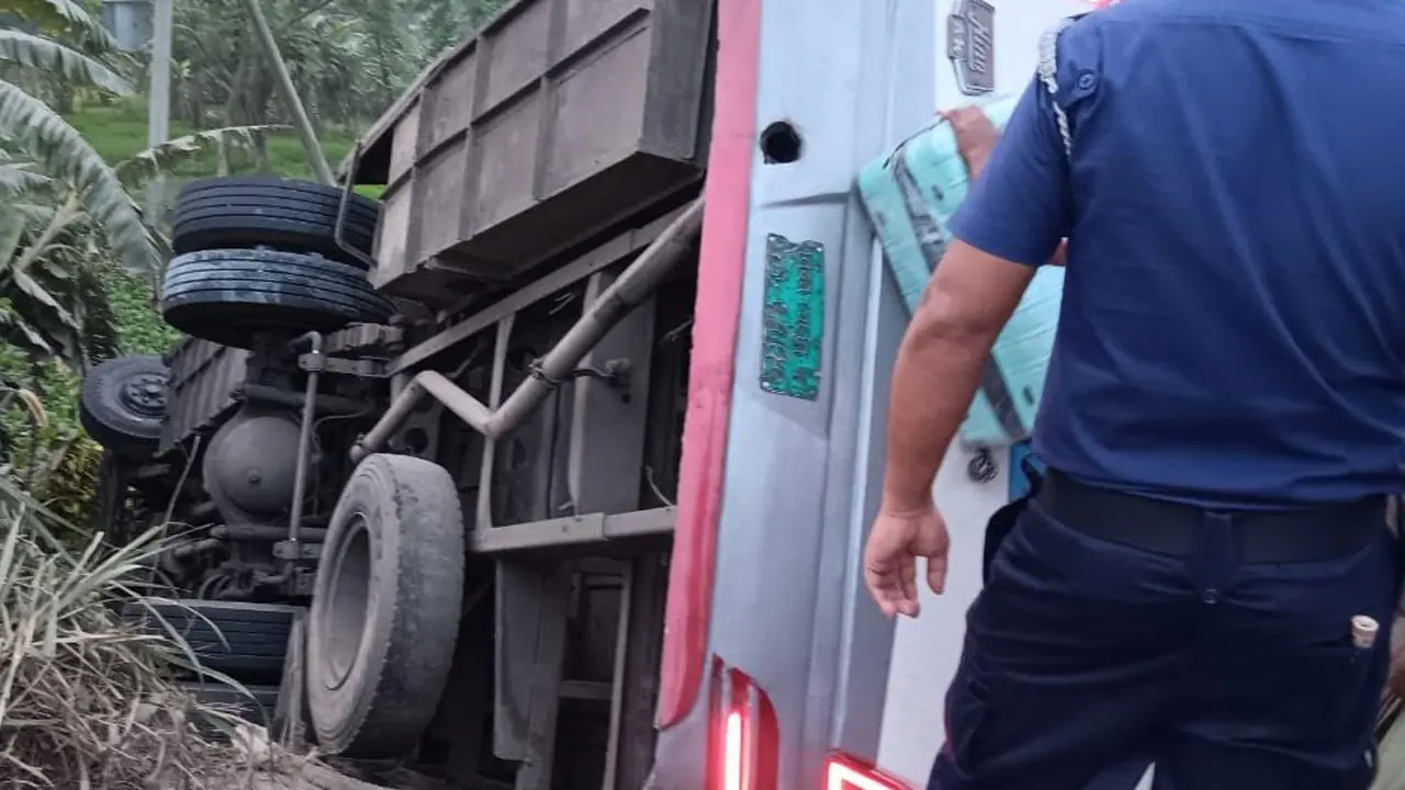 ধামরাইয়ে যাত্রীবাহী বাস খাদে, নিহত ১