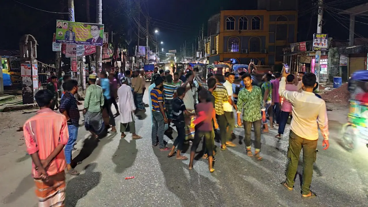 ভোলায় বাস-অটোরিকশা শ্রমিকদের মধ্যে হাতাহাতি, সব রুটে বাস ধর্মঘট 