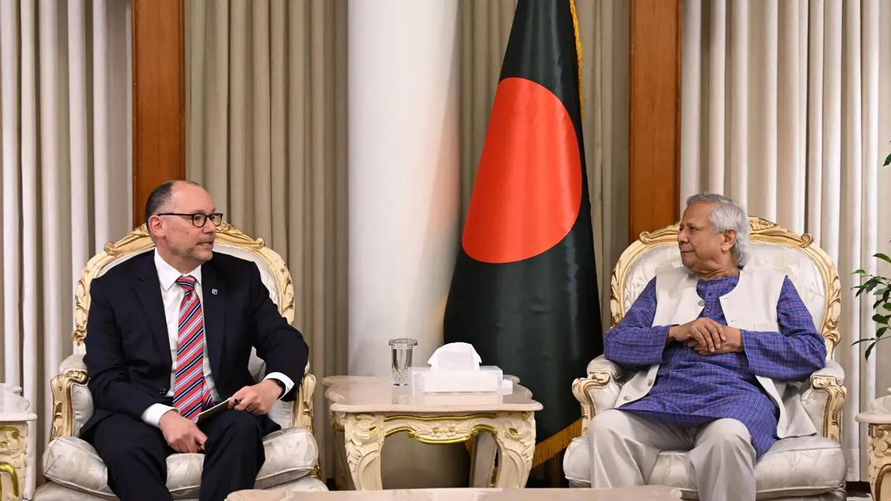 প্রধান উপদেষ্টার সাথে সাক্ষাৎ করেছেন পিটার হাস