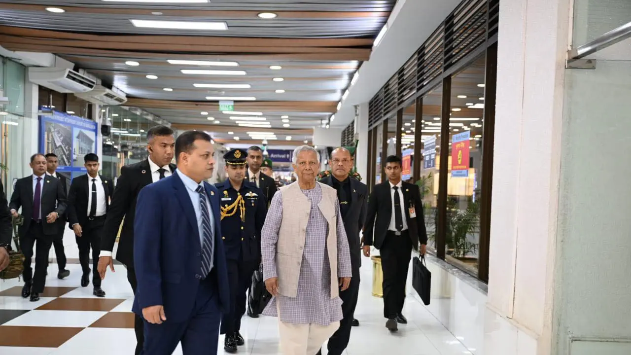 থাইল্যান্ডের উদ্দেশে ঢাকা ছাড়লেন প্রধান উপদেষ্টা