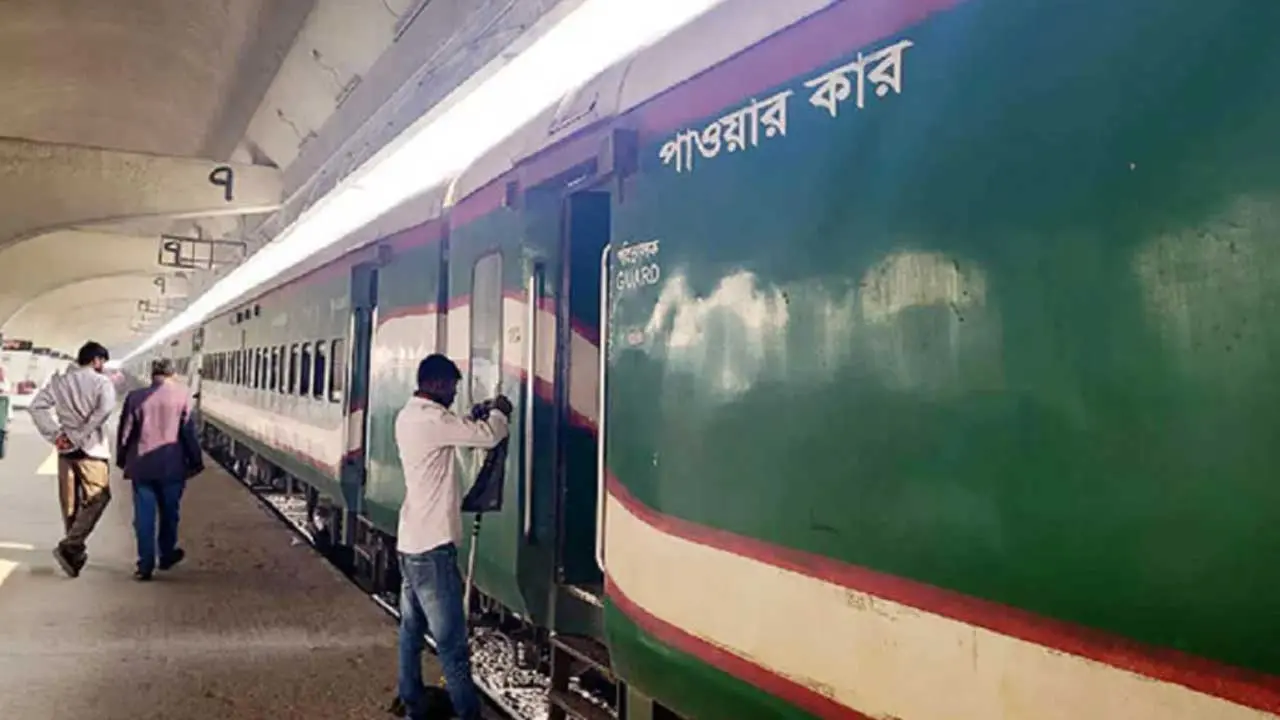 ট্রেনের পাওয়ার কারে যাত্রী পেলে চালককে শাস্তির নির্দেশ