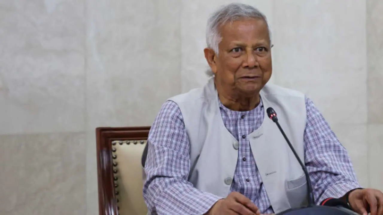 বন্যায় ক্ষতিগ্রস্তদের ঘরের চাবি তুলে দিলেন প্রধান উপদেষ্টা