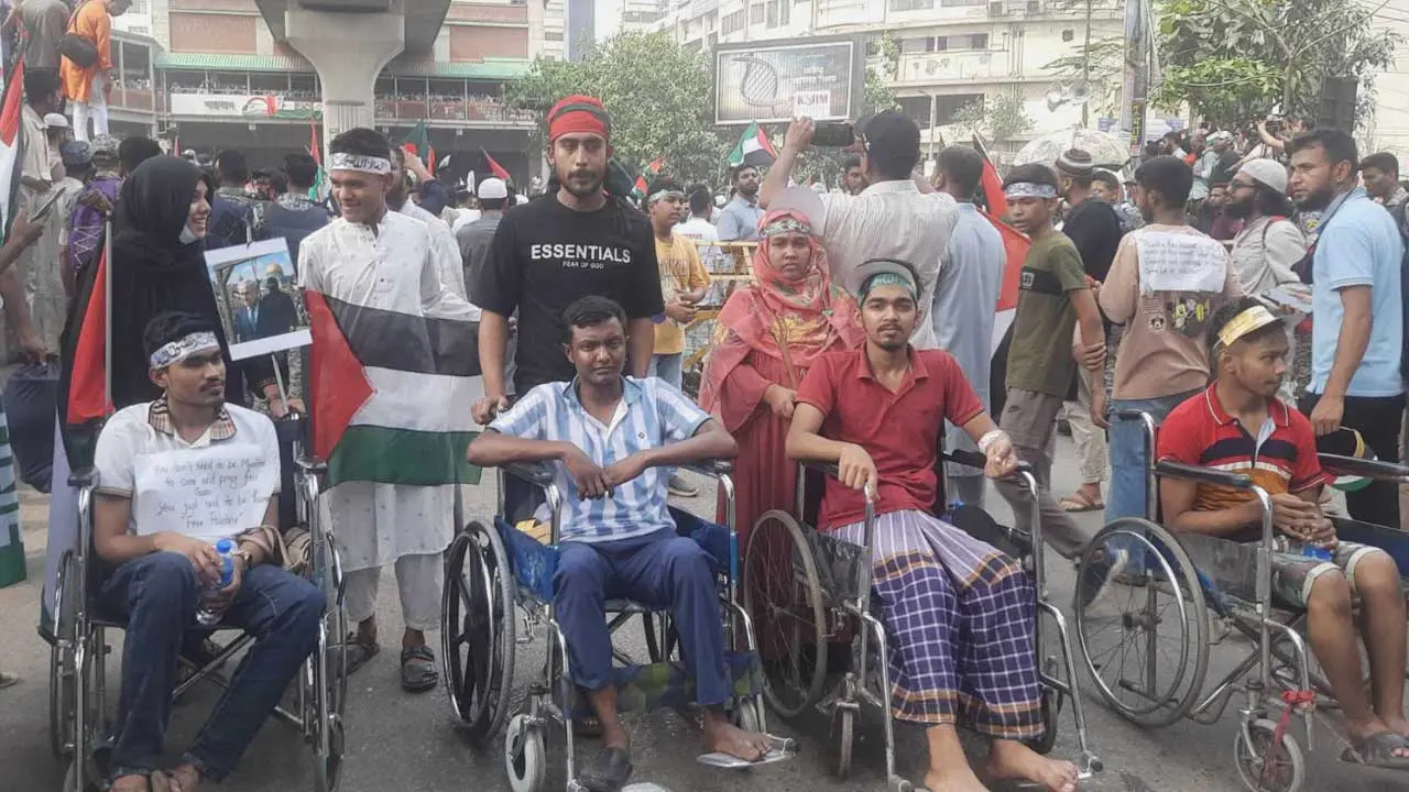 হুইল চেয়ারে করে ফিলিস্তিনের পতাকা হাতে মিছিলে জুলাই বিপ্লবে আহতরা
