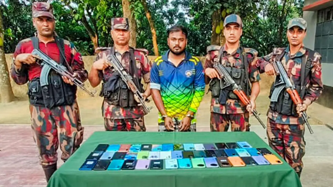 চাঁপাইনবাবগঞ্জে বিজিবির অভিযানে ৪৫ ভারতীয় মোবাইল জব্দ