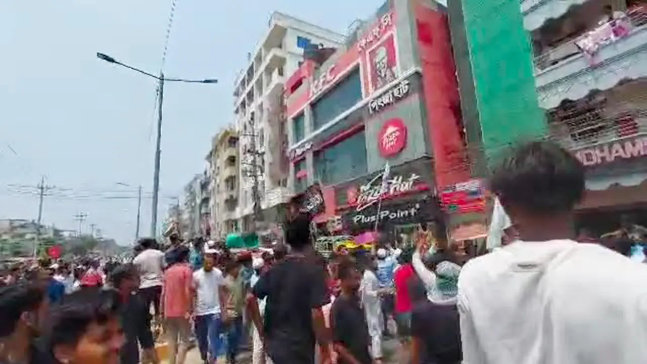 কক্সবাজারে কেএফসি-পিৎজা হাটে ভাঙচুর 