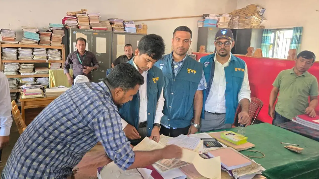 উখিয়া সাব-রেজিস্ট্রি অফিসে দলিল প্রতি নেওয়া হয় অতিরিক্ত ফি