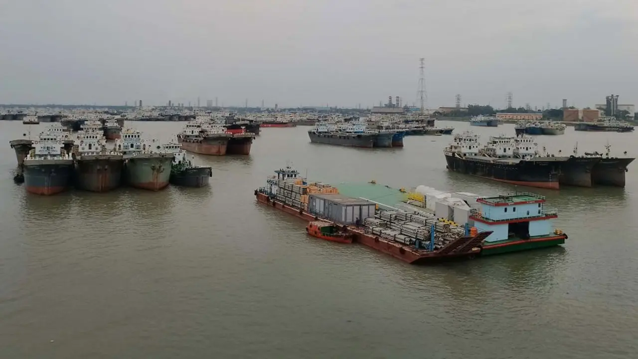 কর্ণফুলী নদীতে পড়ে নাবিক নিখোঁজ