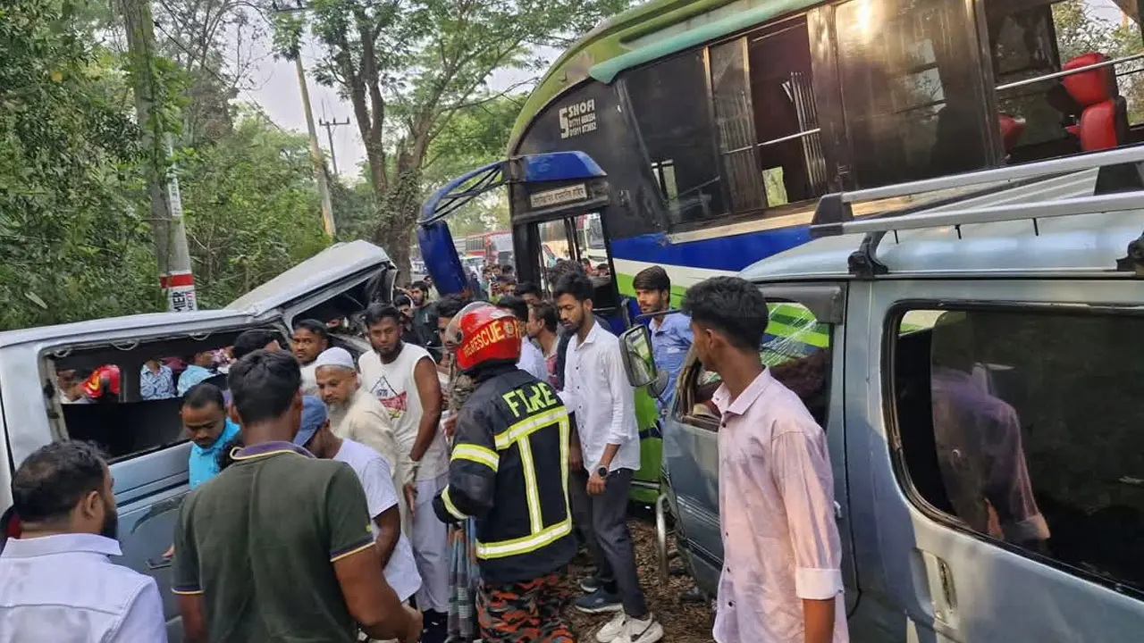 লোহাগাড়ার দুর্ঘটনায় মৃত্যু বেড়ে ১১