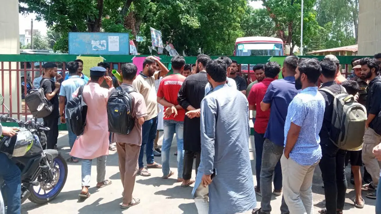 শিক্ষার্থীর ওপর স্থানীয়দের হামলা, বিশ্ববিদ্যালয়ের ফটকে তালা