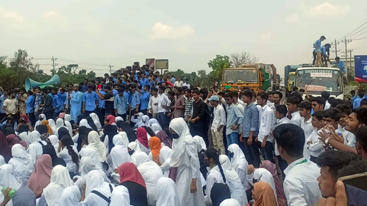 ঢাকা-চট্টগ্রাম মহাসড়ক অবরোধ শিক্ষার্থীদের