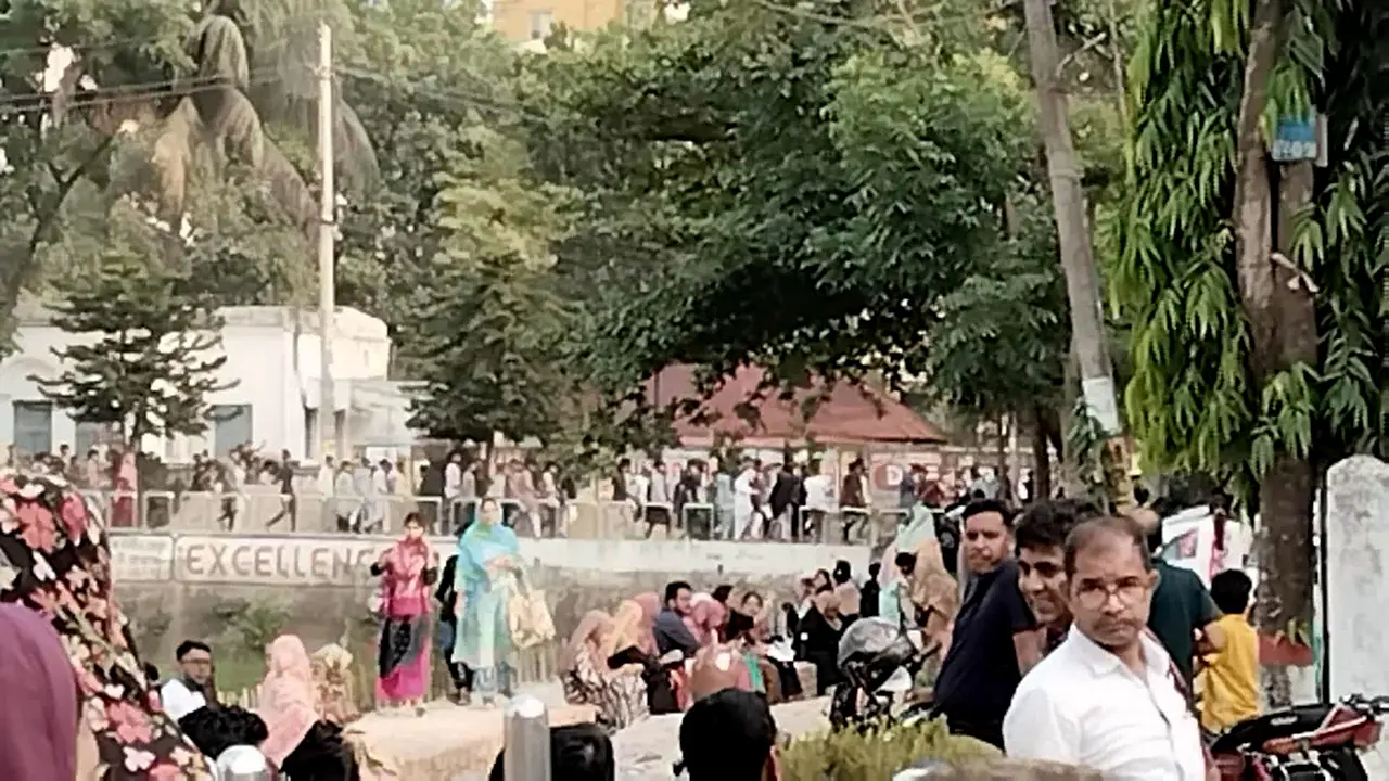 কুমিল্লা নগরীর তিন স্থানে কিশোর গ্যাংয়ের প্রকাশ্য মহড়া