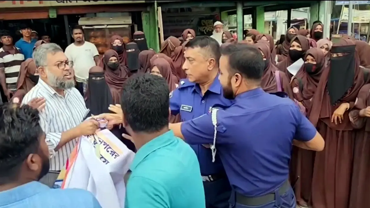 উপদেষ্টা আসিফের পদত্যাগের দাবিতে কুমিল্লায় বিক্ষোভ