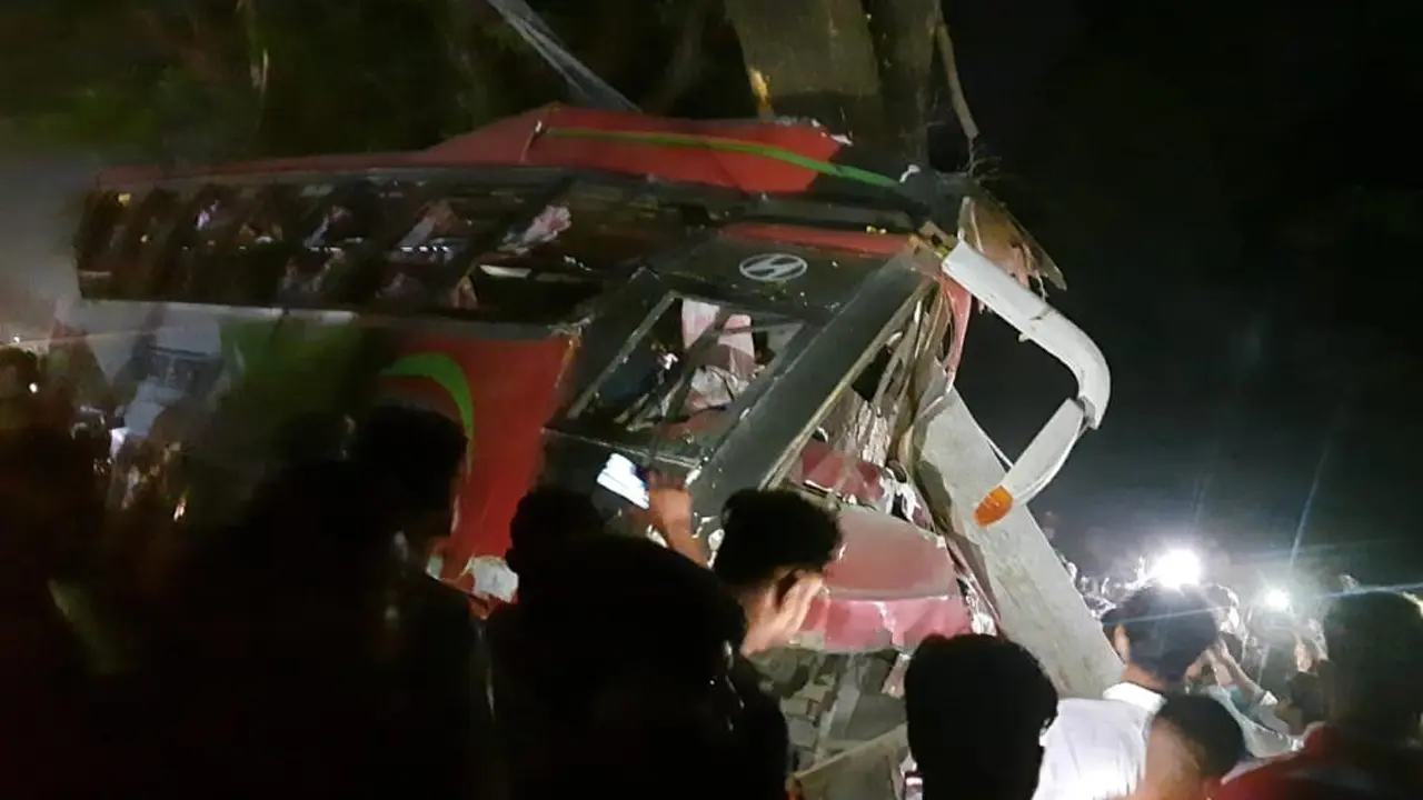 নিয়ন্ত্রণ হারিয়ে খুঁটিতে বাসের ধাক্কা, নিহত ৩