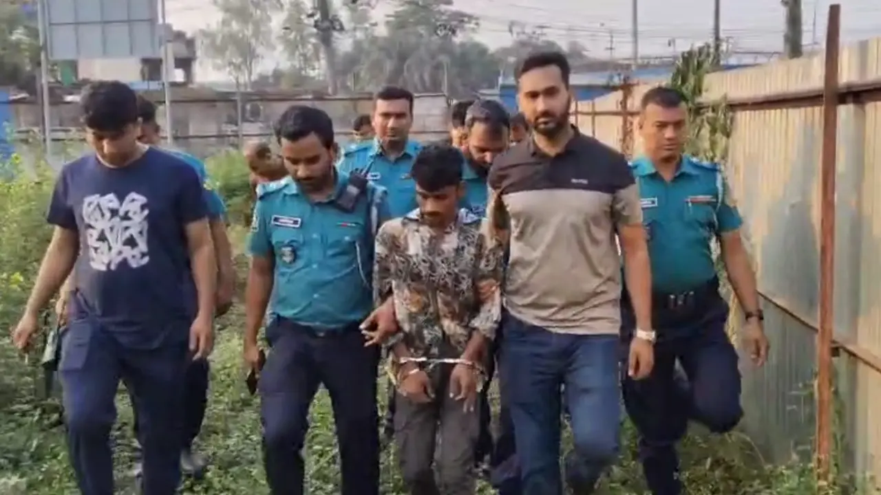 দুই পুলিশ সদস্যকে ছুরিকাঘাতের ঘটনায় গ্রেপ্তার ১