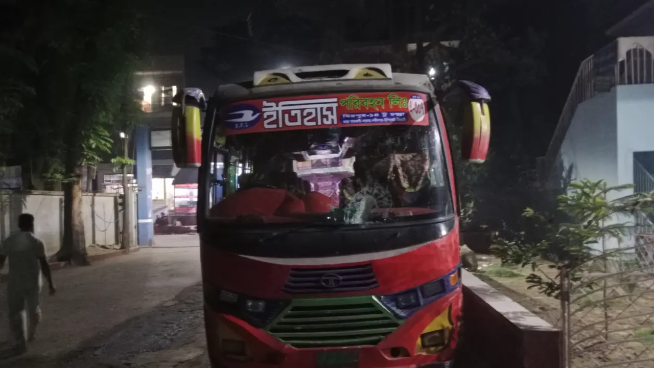 সাভারে চলন্ত বাসে ডাকাতি, স্বর্ণালঙ্কার ও মালামাল লুট
