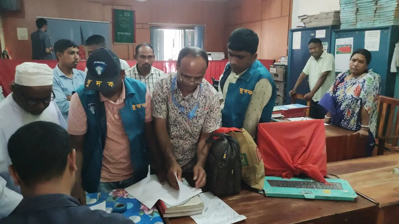 নকলনবিশের কাছে ২৪ হাজার টাকা পেল দুদক