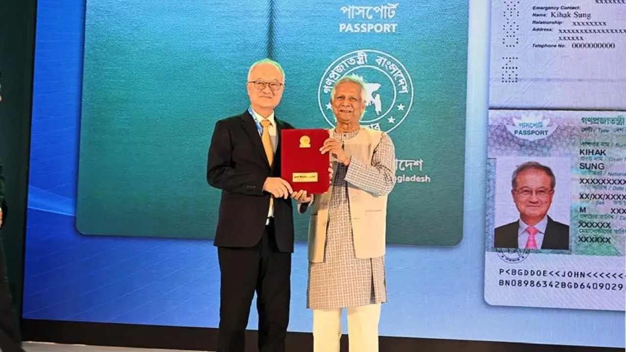 বিভিন্ন প্রতিষ্ঠানকে পুরস্কার দিলেন প্রধান উপদেষ্টা