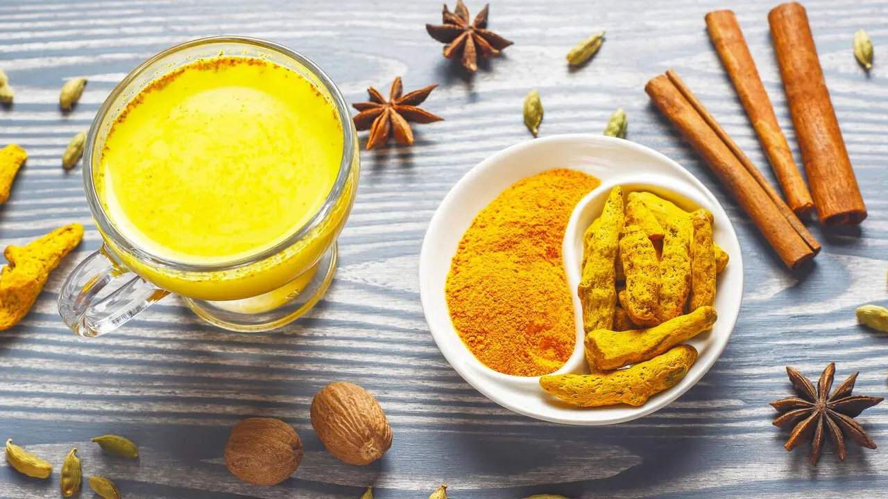 গরমে আদা ও হলুদের পানীয় পান করবেন যে কারণে