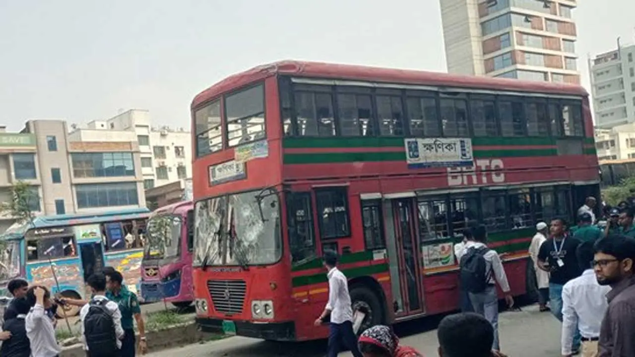 উত্তরায় ঢাবির বাস ভাঙচুরের ঘটনায় মামলা, গ্রেপ্তার ৫