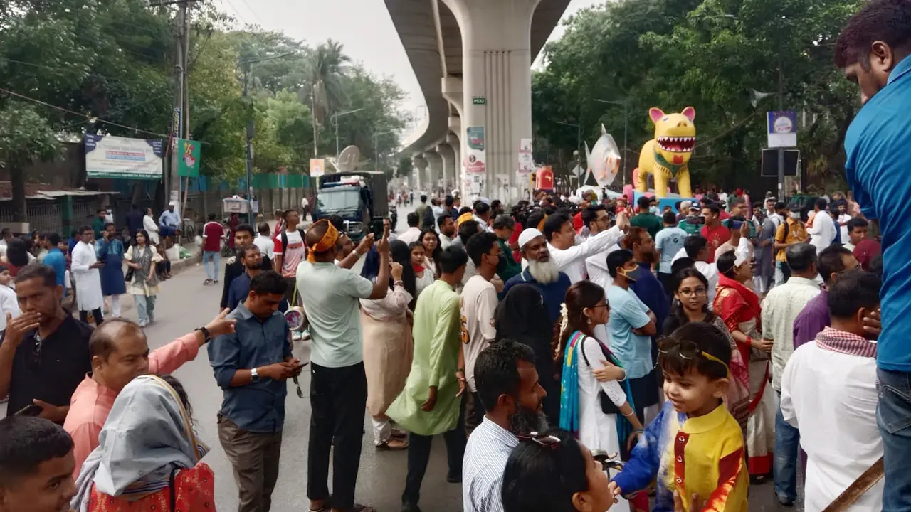 ঢাবির চারুকলায় উৎসবের ঢেউ, অপেক্ষা বর্ণিল শোভাযাত্রা শুরুর