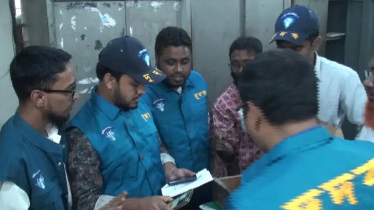 একই দিনে দুই দফা অভিযান, অফিস সহকারীর ড্রয়ারে মিলল অতিরিক্ত টাকা
