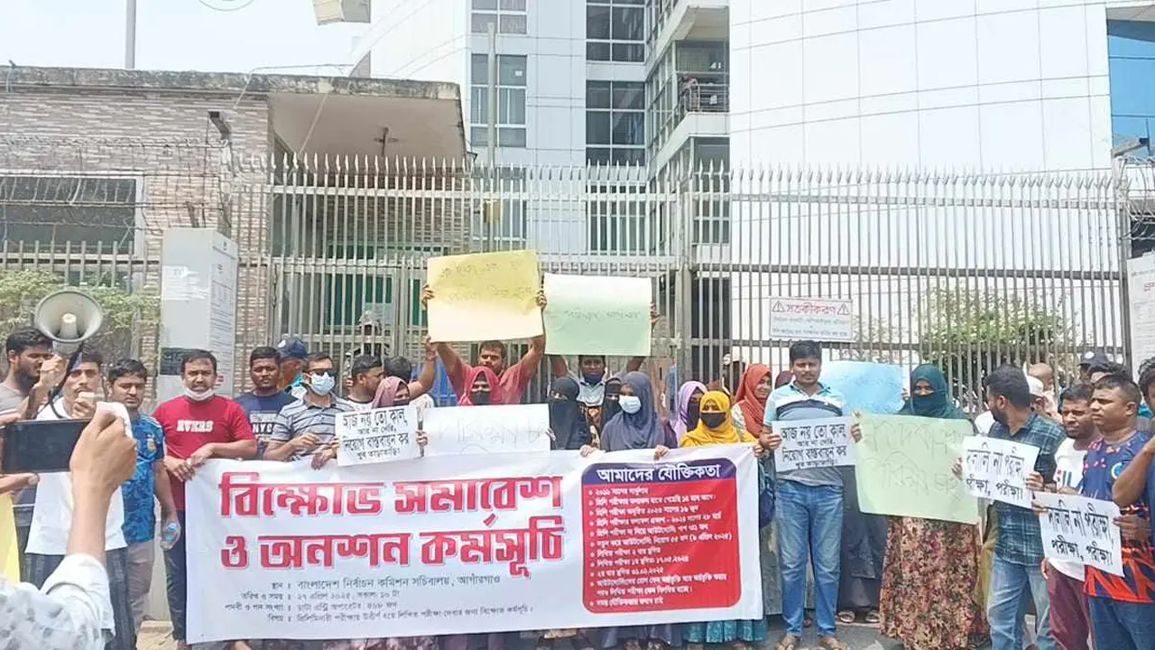 দাবি আদায়ের নামে ইসিতে কাউকে ঢুকতে দিচ্ছে না আন্দোলনকারীরা