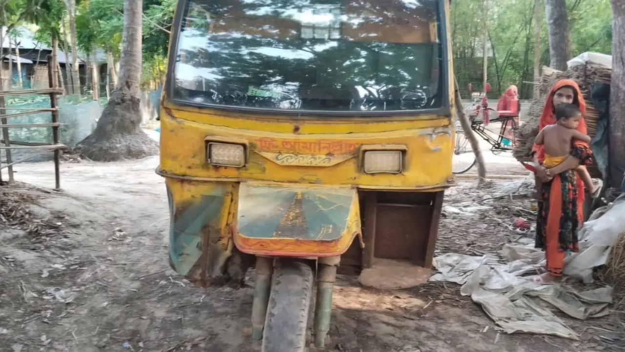 বাবার গাড়ির নিচে চাপা পড়ে ছেলে নিহত