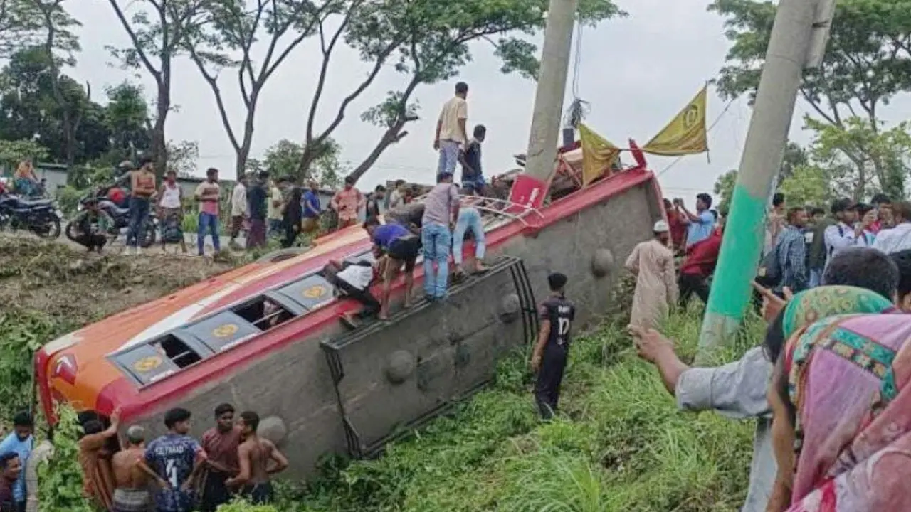 বেপরোয়া গতিতে বাস চালাচ্ছিলেন চালক, শোনেননি যাত্রীদের নিষেধ