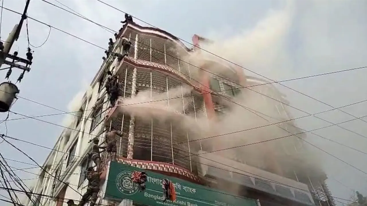 বাগেরহাটে বাণিজ্যিক ভবনে অগ্নিকাণ্ড, এক নারীর মৃত্যু
