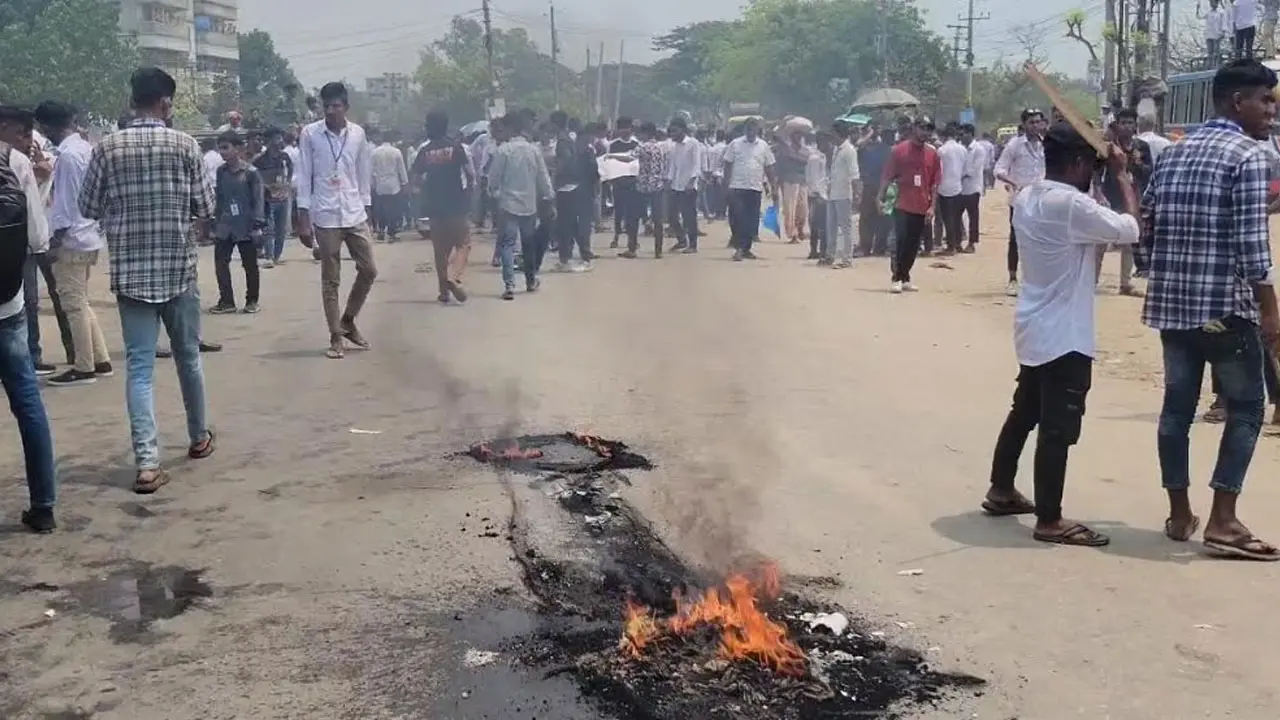 ঢাকা-পাবনা মহাসড়কে আগুন জ্বালিয়ে শিক্ষার্থীদের অবরোধ