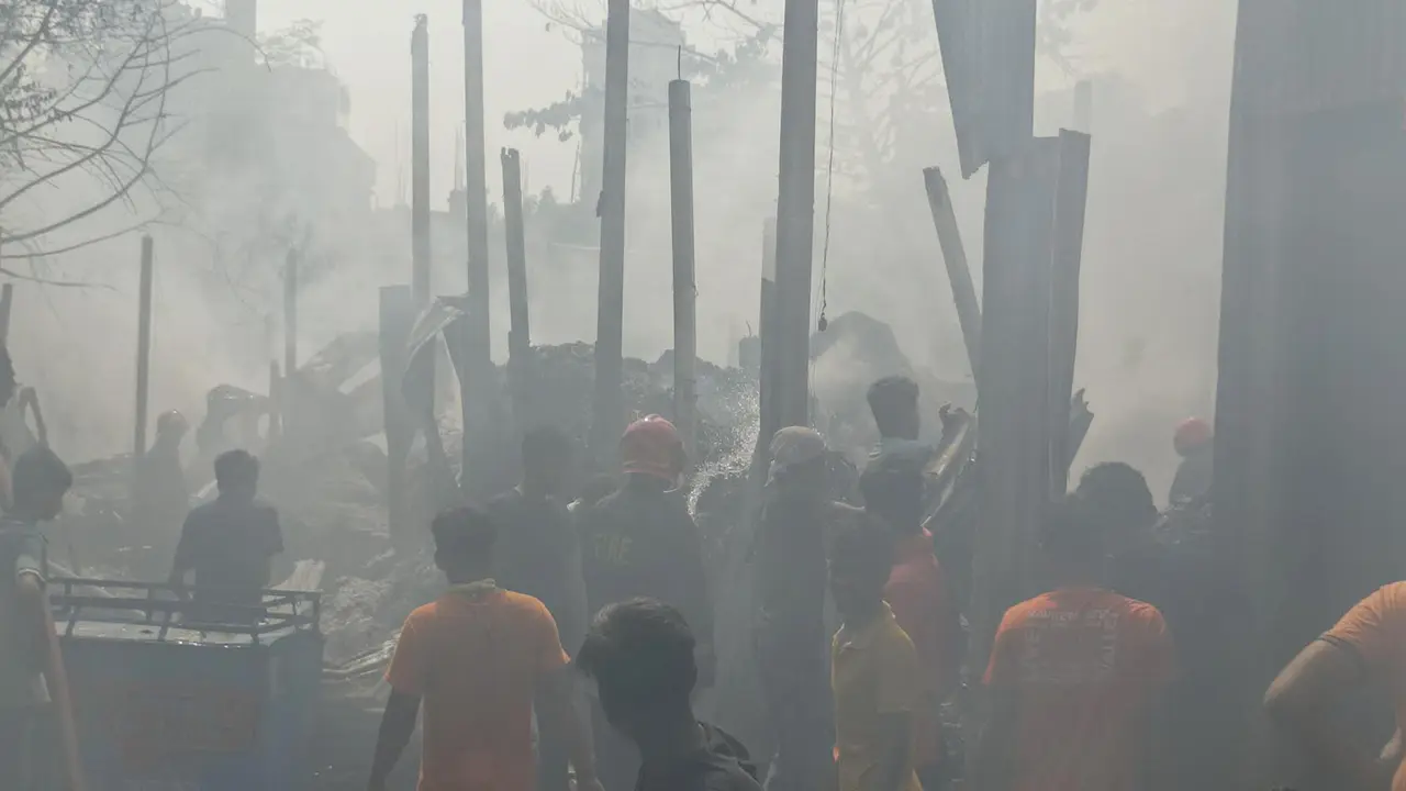 টঙ্গীতে ঝুটের গুদামে আগুন 