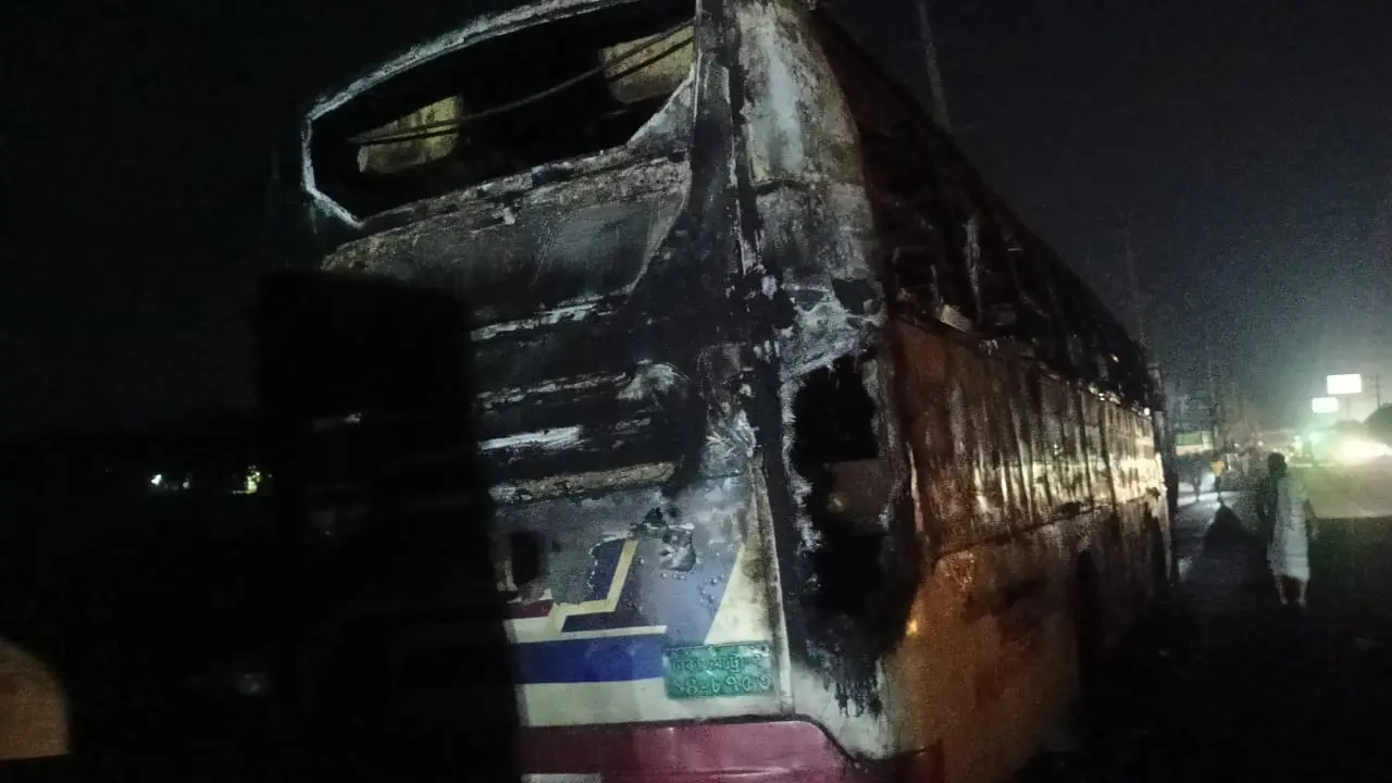 আশুলিয়ায় দূরপাল্লার চলন্ত বাসে আগুন
