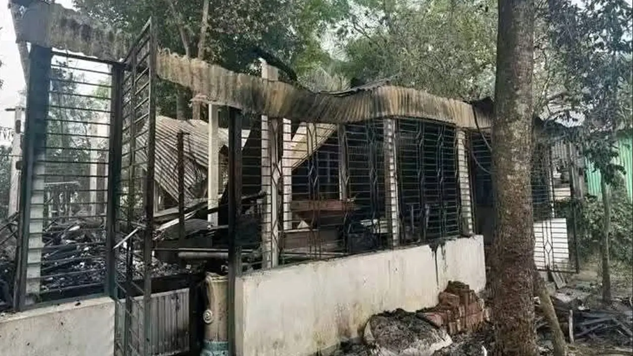 আনন্দ শোভাযাত্রার মোটিফ নির্মাণকারী শিল্পীর বাড়িতে আগুন
