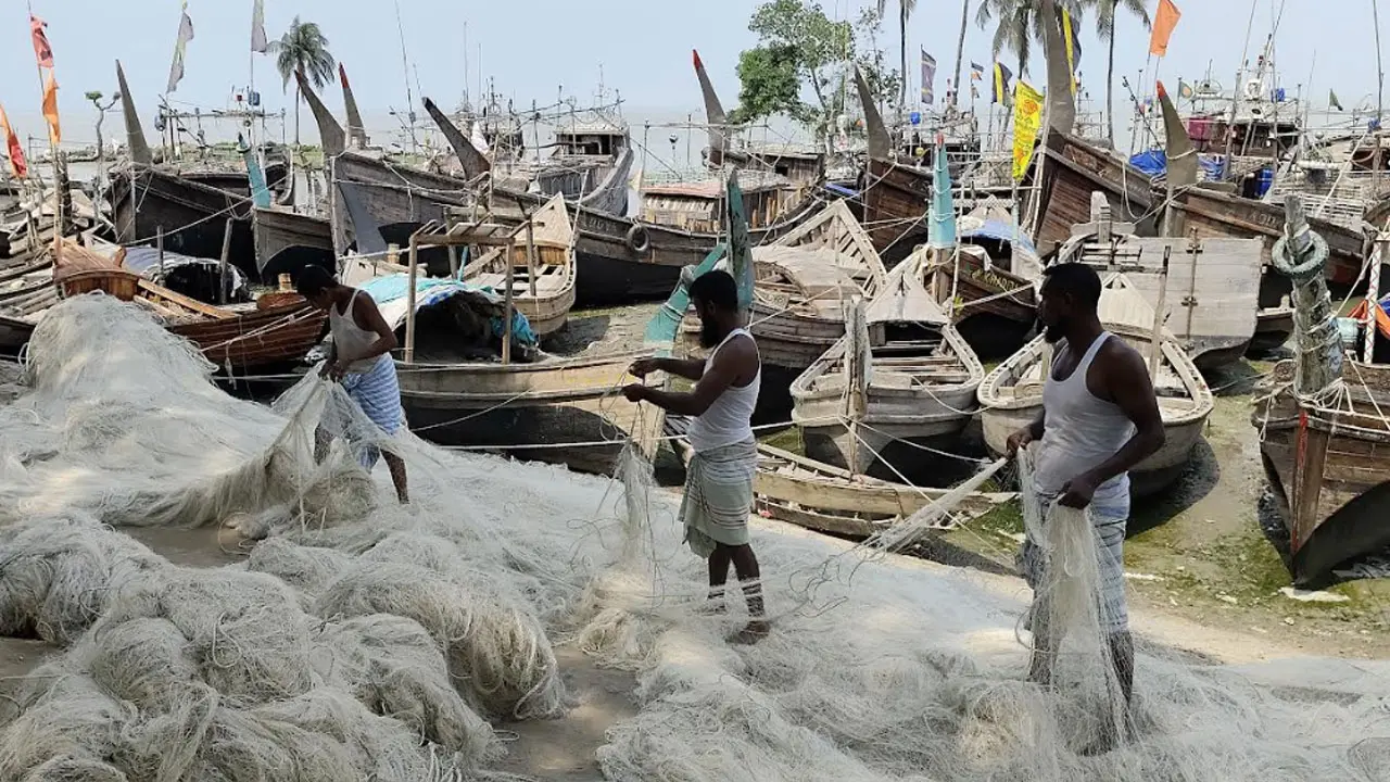 সাগরে মাছ ধরায় নিষেধাজ্ঞা, কর্মহীন ভোলার ৬৫ হাজার জেলে 